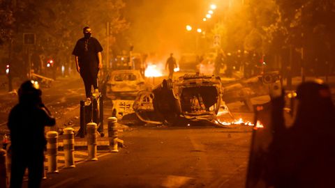 Tercera noche de disturbios en Francia por la muerte de un joven a manos de la polic�a