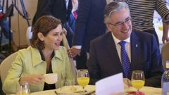  La presidenta de la Comunidad de Madrid, Isabel D�az Ayuso (i) y el presidente del PP de Gij�n, Pablo Gonz�lez (d) 