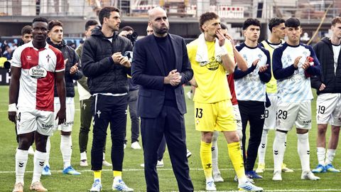 Claudio Gir�ldez y sus jugadores, agradeciendo a la afici�n su apoyo tras caer ante el Oviedo.