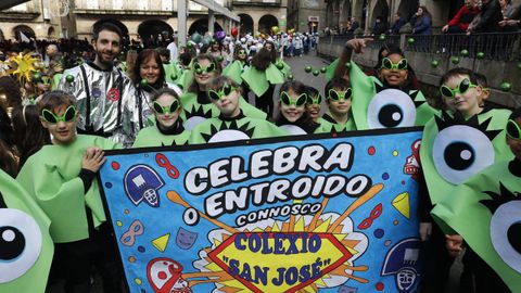 Reunin de escolares disfrazados en la plaza Mayor de Ourense