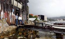 Gonzalo Riob� y su sobrino Benxam�n en la puerta de la carpinter�a de ribera, que lucha por seguir en Moa�a. 
