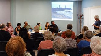 Emilio Ramil, en la presentaci�n del viernes, junto al resto de la directiva de la asociaci�n (en la mesa)