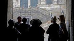 Los peregrinos se refugian ante las fuertes lluvias en el Obradoiro