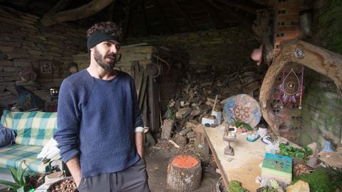 Exterior de la casa, donde trabaja los minerales con el martillo para hacer polvo