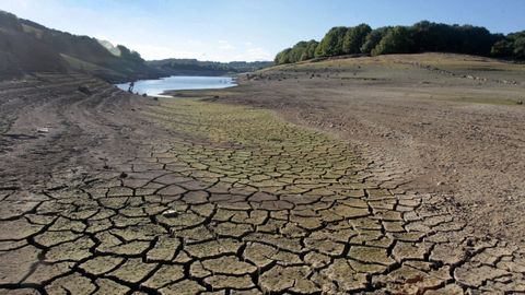 En la imagen, los efectos de la falta de agua en el embalse de Vilasouto, en O Incio, en una imagen de archivo.