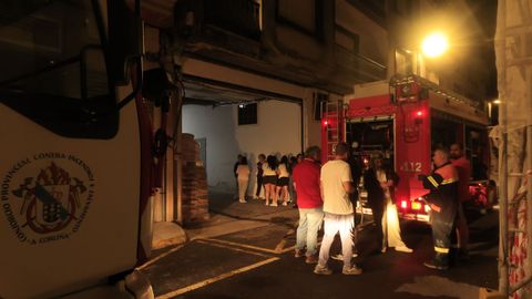 Los bomberos intervinieron en el incendio en la R�a Castelao.