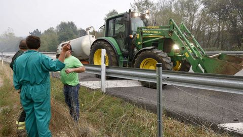 Ante la falta de medios, los vecinos de Chavaga y Cereixa, en Monforte y Brolln respectivamente, se las apaan con palas y cisternas