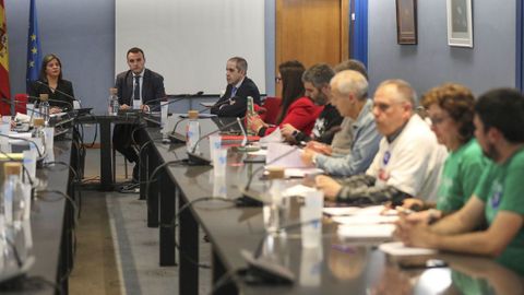 La vicepresidenta del Principado, Gimena Llamedo (izda), el consejero de Hacienda, Guillermo Peláez (2i), y representantes de los sindicatos docentes retomaron este miércoles las negociaciones para tratar de acordar mejoras salariales y laborales que hagan posible la suspensión de la huelga indefinida
