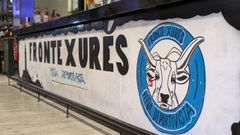 Logotipo de la nueva pe�a deportivista de Ourense, Fronte Xur�s, en su sede del bar O Fiadeiro.