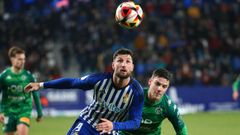 Borja Valle persigue el balón en el partido entre la Ponferradina y el Arenteiro de la jornada 18