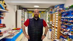 Luismi, propietario de la tienda 'Kolecci�name', muestra su colecci�n