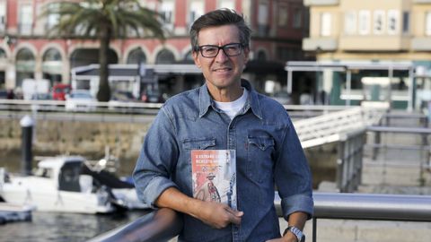 Henrique Dacosta, en una imagen de archivo, con otra de sus obras.