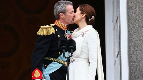 El recin proclamado rey Federico y la reina Mara de Dinamarca se besan en el balcn del Palacio de Christiansborg.