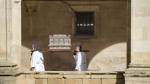 Procesi�n de San Rosendo en Celanova y concentraci�n de cl�sicos en la plaza Mayor