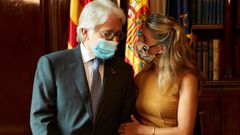 Yolanda D�az, con el presidente de la patronal Foment del Treball, Josep S�nchez Llibre, el pasado d�a 9 en Barcelona tras visitar la zona afectada por el plan de ampliaci�n del aeropuerto de El Prat al que ella se opone y que los empresarios defienden.