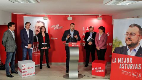 El candidato del PSOE a la Presidencia del Principado, Adri�n Barb�n (3d), durante el encuentro mantenido este viernes, en el primer d�a de campa�a con un grupo de expertos en econom�a, innovaci�n y relaciones laborales a los que la FSA-PSOE ha pedido asesoramiento para incorporar propuestas al programa electoral con que se presentar�n el pr�ximo 26 de mayo.