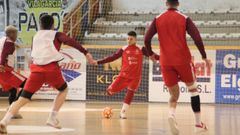 Henrique, a punto de golpearle al bal�n en una sesi�n de entrenamiento.