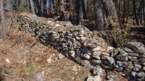 Un muro construido con los numerosos cantos rodados o estériles que fueron desenterrados por la explotación minera