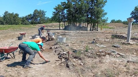 Un aspecto de las �ltimas excavaciones arqueol�gicas realizadas en el castro de San Lourenzo de Cereixa