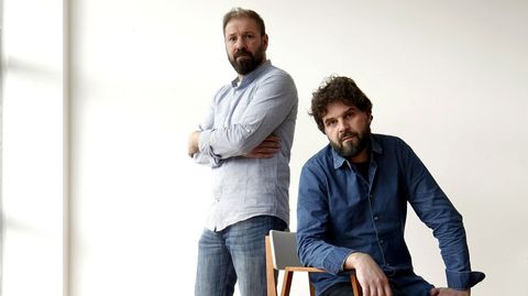 Xabier Rilo y Ricardo Tub�o son los socios fundadores de Cenlitros, el estudio de dise�o y comunicaci�n ubicado en Novo Milladoiro que lleva casi 20 a�os desarrollando todo tipo de proyectos, desde dise�o de producto, gr�fica, embalaje o espacios ef�meros y permanentes.