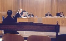 El procesado, de espaldas, en el banquillo de la Audiencia. 