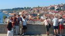 Turistas sacando fotos desde el mirador del Jardim do Morro, con vistas al casco hist�rico de Oporto.