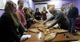 La primera cena de pan y agua convocada por la federaci�n vecinal tuvo que trasladarse de la plaza de la Princesa al interior de la sede. 