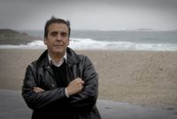 El pintor Fernando Pereira, de 56 aos, casado y sin hijos, considera la playa de Riazor su patio de recreo. 