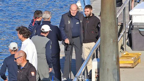 El rey em�rito, en una de la regatas a las que asiste en Sanxenxo