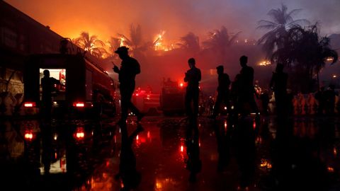 Fuego en el Palacio de Kandawgyi en Rangún.