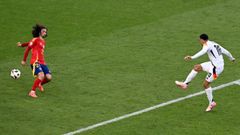 Espa�a - Alemania.La mano de Marc Cucurella durante el Espa�a - Alemania