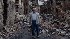 Leopoldo Nogueira, en San Vicente de Leira, despus del incendio que arras el pueblo.