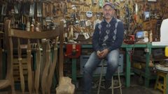 Anxo Mosquera lleva veinticuatro a�os con su taller de carpinter�a artesanal en Negreira, donde realiza y restaura muebles. Este artesano ebanista lamenta que cada vez queden menos profesionales de la madera