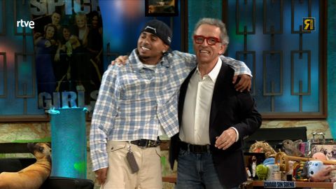 Jordi Hurtado abrazado sobre el escenario de La revuelta con Ozuna