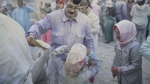 Batalla campal de harina en la Praza Maior de Xinzo