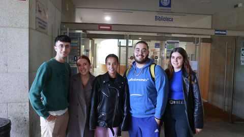 Javier, Nuria, Candela, Alejandro y Paula delante de la Biblioteca Intercentros de Lugo
