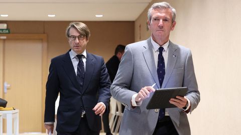 El conselleiro de Facenda, Miguel Corgos, y el presidente de la Xunta, Alfonso Rueda, camino de la presentación de los presupuestos de Galicia para el 2026.