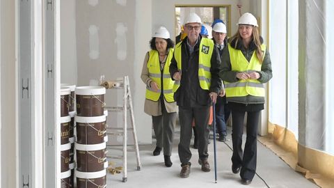 La conselleira de Pol�tica Social e Igualdade, Fabiola Garc�a, visit� con�el director de Adaceco, Juan Luis Delgado, las obras del nuevo inmueble situado en Eir�s