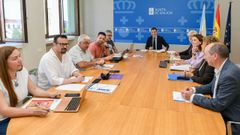Representantes de los profesores (izquierda) y de la Consellera de Educacin (derecha) se encontraron ayer en una reunin sobre el plan para reducir la burocracia en los centros presidida por el conselleiro, Romn Rodrguez (centro)