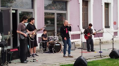 <span lang= gl >Na imaxe, outro dos grupos el�ctricos do centro de ensinanzas musicais</span>
