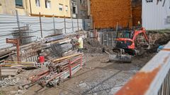 Imagen de las obras de un edificio con 10 viviendas en la calle Canarias de Ribeira promovido por Oxil Arquitectura