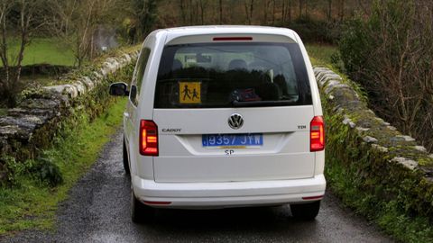 El taxi cruza el estrecho puente de Covas para recoger a algunos nios