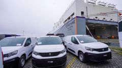 Primer embarque de furgonetas Peugeot en los muelles de Leixoes el pasado febrero.