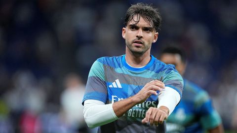 Ra&uacute;l Asencio, durante el calentamiento previo al partido entre el Real Madrid y el Girona.