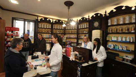 La Farmacia Casariego Baamonde, entre la calle Pastor Daz y la Praza Maior, abri hace casi 130 aos