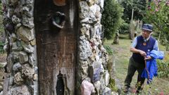 V�ctor Corral, junto a un palomar instalado en su casa museo de Baamonde