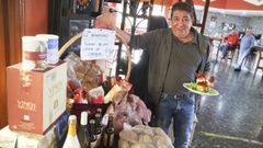 Jos Enrique Varela, con la cesta de carnaval de la cantina de la Sociedade de Amigos da Paisaxe Galega. 