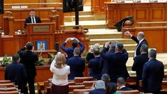 El secretario de la C�mara anuncia el resultado de la moci�n de censura.