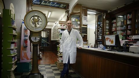 Farmacia Villar. Abri� sus puertas en 1827. Ricardo Villar tuvo clara su vocaci�n desde ni�o. Representa a la sexta generaci�n de una saga de farmac�uticos. �Atendemos a generaciones de familias coru�esas, desde los bisabuelos a los nietos�, destaca. La farmacia se tuvo que separar de la droguer�a, el local contiguo por las normativa. Sus locales centenarios son un emblema pero, a veces, tambi�n un obst�culo. �Rehabilitas para tener una farmacia moderna, adapta a los tiempos�, admite Villar.