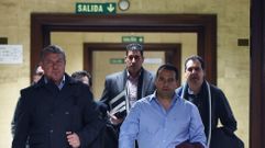 Los representantes sindicales de los estibadores, a su salida de la reuni�n con el ministro de Fomento